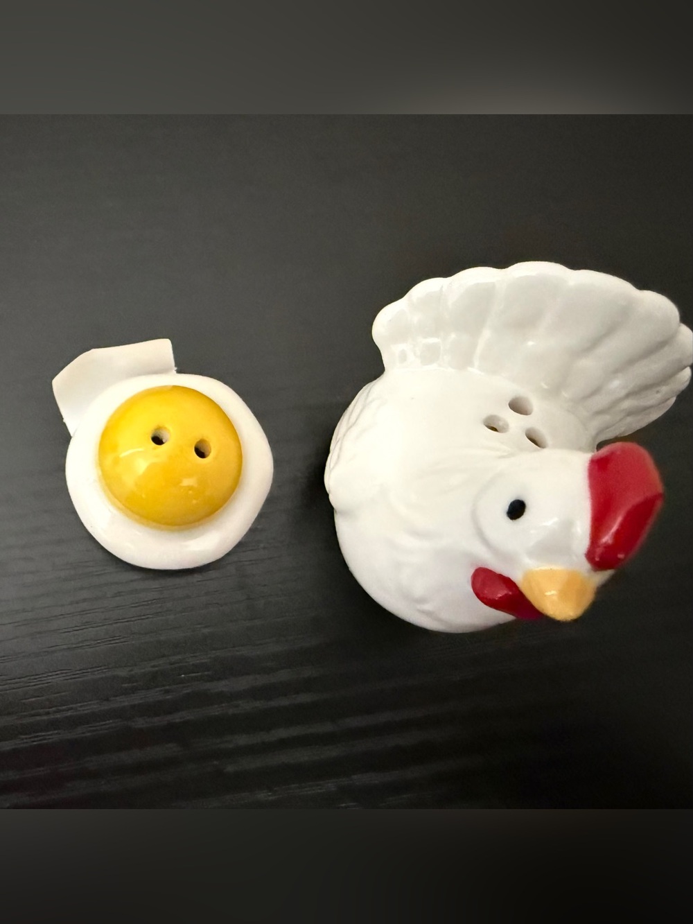 Cracker Barrel White Ceramic Hen and Sunny Yellow Egg Mini Salt Pepper Shakers - Picture 4 of 5